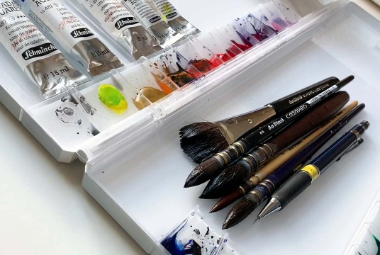 Painting snowy mountains with watercolor